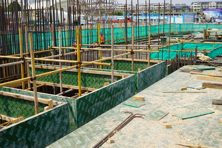 塑面/覆塑建筑模板：高強耐候，構筑安全工程基石的現(xiàn)代選擇